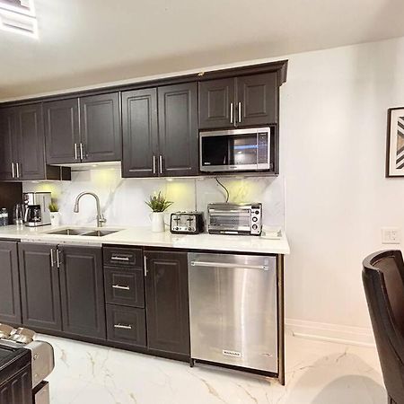 Super Luxury Family Home - 3 Bedrooms, 1 Full Bathroom And 1 Half Washroom With Free Parking, Wifi, Netflix Toronto Exterior foto