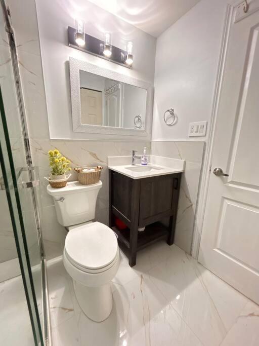Super Luxury Family Home - 3 Bedrooms, 1 Full Bathroom And 1 Half Washroom With Free Parking, Wifi, Netflix Toronto Exterior foto