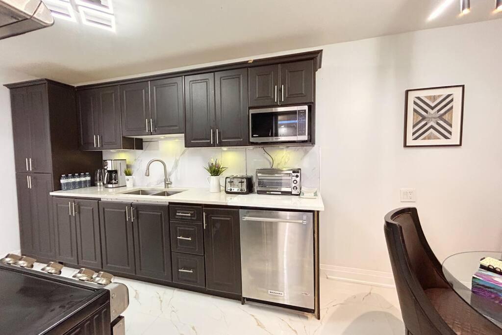 Super Luxury Family Home - 3 Bedrooms, 1 Full Bathroom And 1 Half Washroom With Free Parking, Wifi, Netflix Toronto Exterior foto