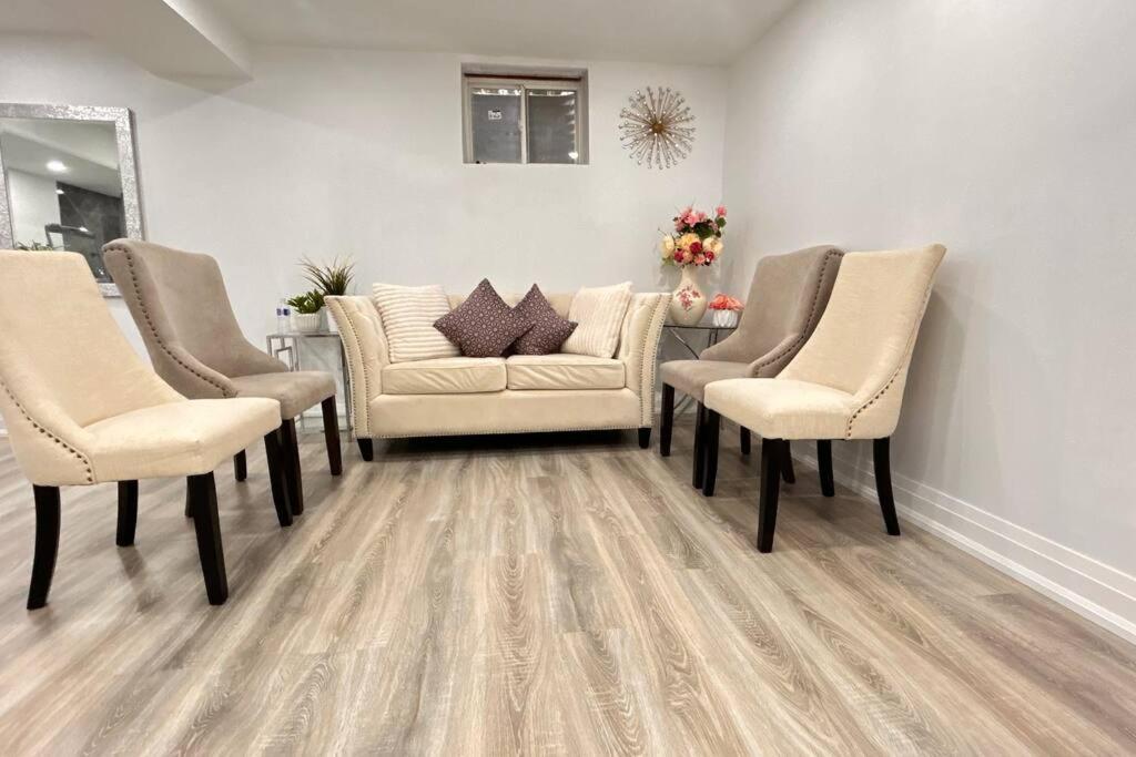 Super Luxury Family Home - 3 Bedrooms, 1 Full Bathroom And 1 Half Washroom With Free Parking, Wifi, Netflix Toronto Exterior foto