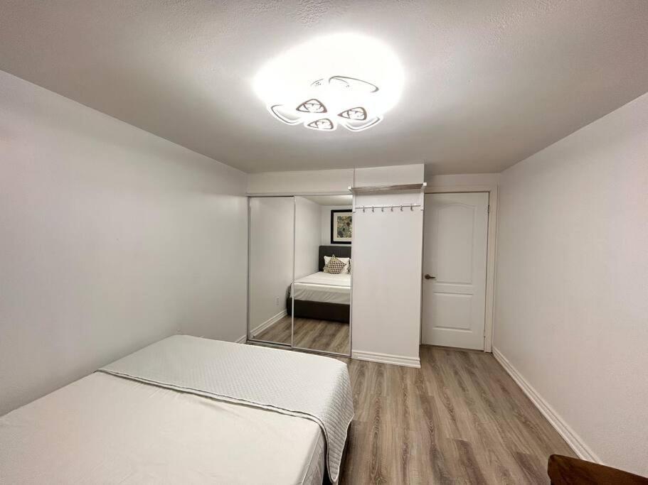 Super Luxury Family Home - 3 Bedrooms, 1 Full Bathroom And 1 Half Washroom With Free Parking, Wifi, Netflix Toronto Exterior foto