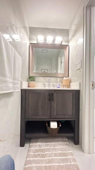 Super Luxury Family Home - 3 Bedrooms, 1 Full Bathroom And 1 Half Washroom With Free Parking, Wifi, Netflix Toronto Exterior foto