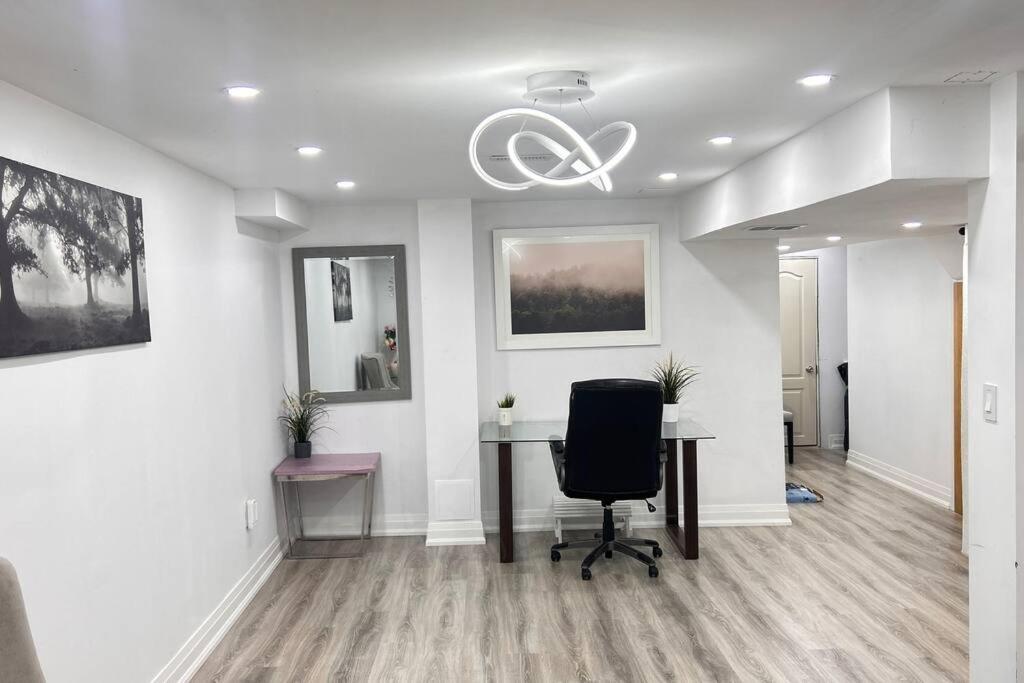 Super Luxury Family Home - 3 Bedrooms, 1 Full Bathroom And 1 Half Washroom With Free Parking, Wifi, Netflix Toronto Exterior foto