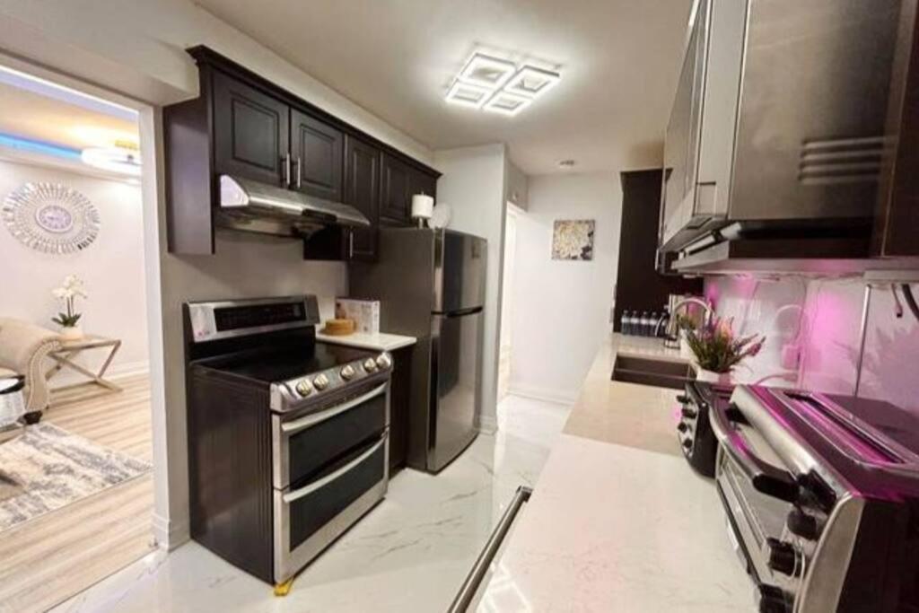 Super Luxury Family Home - 3 Bedrooms, 1 Full Bathroom And 1 Half Washroom With Free Parking, Wifi, Netflix Toronto Exterior foto