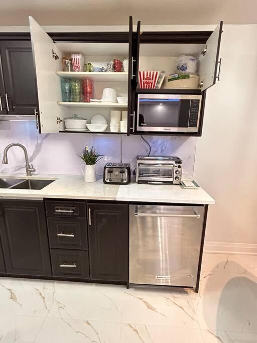 Super Luxury Family Home - 3 Bedrooms, 1 Full Bathroom And 1 Half Washroom With Free Parking, Wifi, Netflix Toronto Exterior foto